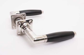 Deurkruk tonmodel jaren dertig model 2 blinkend nikkel massief messing met rozetten