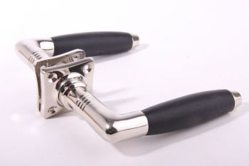 Deurkruk (paar) ton-model chroom/ebben-hout inclusief rozetten