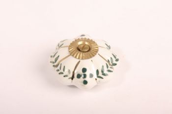 Knop porselein wit met groene bloemen 48mm met voetje en messing bout