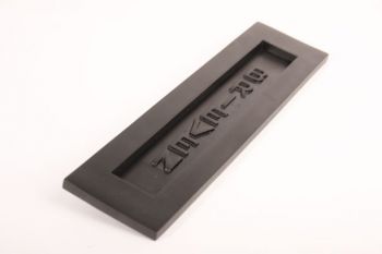 Brievenbusklep zwart brieven geveerd massief messing - verticaal