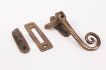 Raamsluiting landelijk met krul brons antiek met aanslag