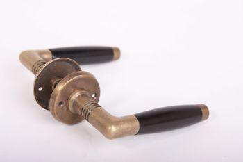 Deurkruk (paar) ton-model brons antiek met ronde rozetten