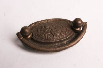 Ovale greep met klassieke afbeelding brons antiek 63mm