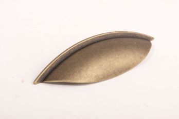 Komgreep modern klassiek brons antiek 129mm - boormaat 64mm