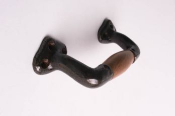 Deurgreep en raamgreep tonmodel gietijzer roest met houten tussenstuk