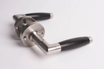 Deurkruk jaren dertig ton-model geborsteld nikkel met ebbenhout geveerd