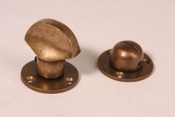 Wc sluiting garnituur brons antiek met twee rozetten 40mm