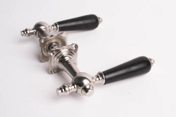 Deurkruk klassiek geborsteld nikkel zwart porselein of ebbenhout met vierkante rozetten