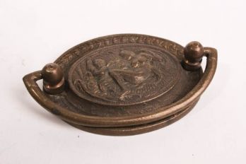 Ovale greep met klassieke afbeelding brons antiek 84mm