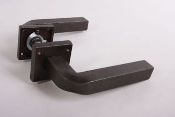 Deurkruk industrieel (paar) ronde hoek roest 130mm met geveerde rozetten