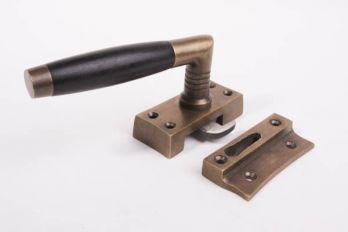 Raamsluiting ton-model brons antiek met zwart ebbenhout links