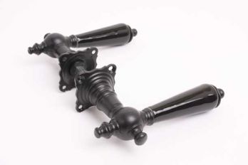 Deurkrukken zwarte poeder coating gietijzer met porselein en twee rozetten