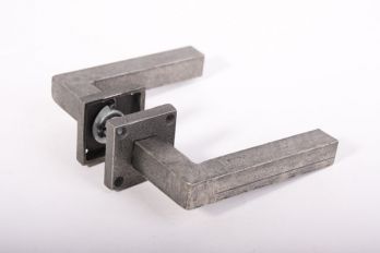 Deurkruk antiek grijs robuust gemaakt van gelast ijzeren, vierkante staf met een antiek grijze afwerking. Deze robuuste krukken hebben geveerde rozetten.