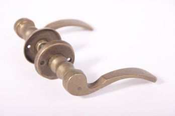 Deurklink landelijk brons antiek met ronde rozetten
