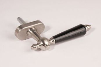 Raamkruk geborsteld nikkel met zwart porselein voor draai-kiep raam