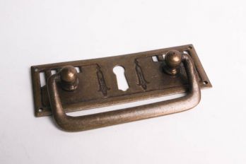 Greep voor lade van latoen messing brons antiek 98 mm met sleutelgat