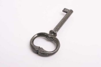 Klassieke sleutel antiek grijs-zwart met gat 42mm - totale lengte 72mm