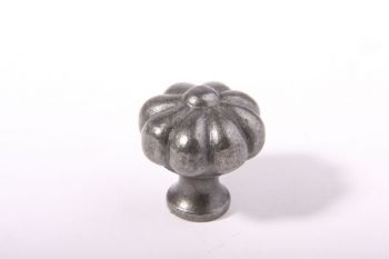 Knopje voor keuken of meubel grijs tinkleur 30mm kroon vorm. Klassieke meubel- of keukenknop met een motief van een kroon en een diamater van 30mm.