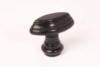 Meubel-/keukenknop gemaakt van zwart ebbenhout met een lente van 55 millimeter, een breedte van 28 millimeter en een hoogte van 50 millimeter.