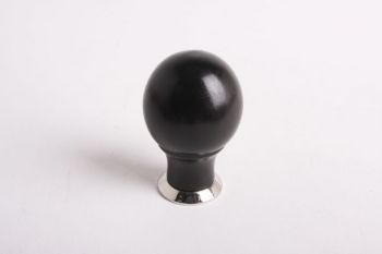 Meubel-/keukenknop gemaakt van zwart ebbenhout met een blinkend nikkel rond voetje gemaakt van massief messing. Deze knop heeft een diameter van 31mm en een hoogte van 50 millimeter. Het voetje heeft een diameter van 23mm.