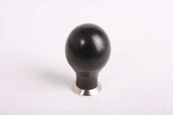 Meubel-/keukenknop gemaakt van zwart ebbenhout met een geborsteld nikkel rond voetje gemaakt van massief messing. Deze knop heeft een diameter van 31mm en een hoogte van 50 millimeter. Het voetje heeft een diameter van 23mm.