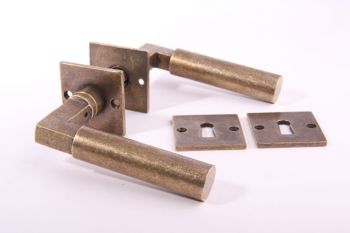 Deurklink (paar) Bauhaus 120mm brons antiek met sleutelrozetten