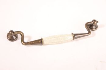 Greep brons antiek 192mm wit krakkelee ribbel porselein