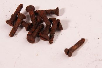 Schroeven roest met gleuf platkop 5.0 x 25mm 50 stuks