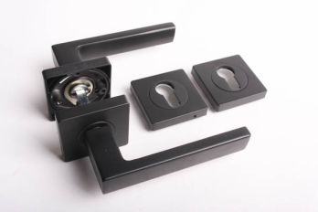 Deurkruk geveerd paar zwart 124mm met vierkante rozetten en cilinderrozetten