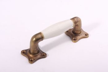 Deur- Raamgreep antiek brons met antiek wit porselein 140mm laag