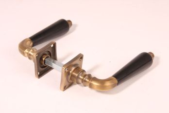 Deurkruk (paar) 8 kantig brons antiek met ebbenhout incl. rozetten