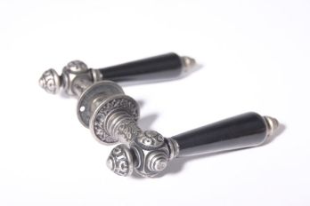 Deurklinken zilver antiek met zwart porselein per paar
