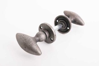 Deurknop ovaal antiek grijs 71mm met ronde rozetten per paar
