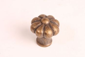 Knopje met kroon-bloemvorm brons antiek rond 35mm