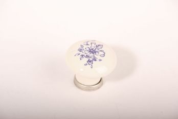 Knop wit porselein 30mm met blauwe bloem en zilver antiek
