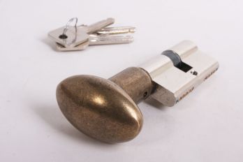 Profielcilinderslot met ovale, brons antieke knop gemaakt van massief messing en een maat van 30mm+30mm.