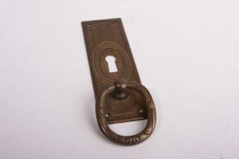 Klassieke greep voor een deurtje brons antiek 96mm met sleutelgat