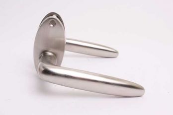 Deurkruk Dudok nikkel geborsteld met ovale rozetten per paar