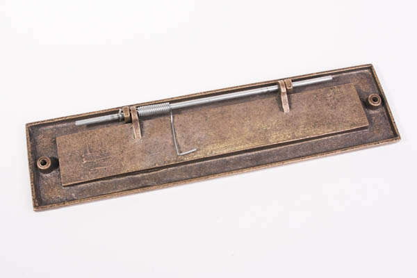 achterkant van een geveerde brievenbus klep